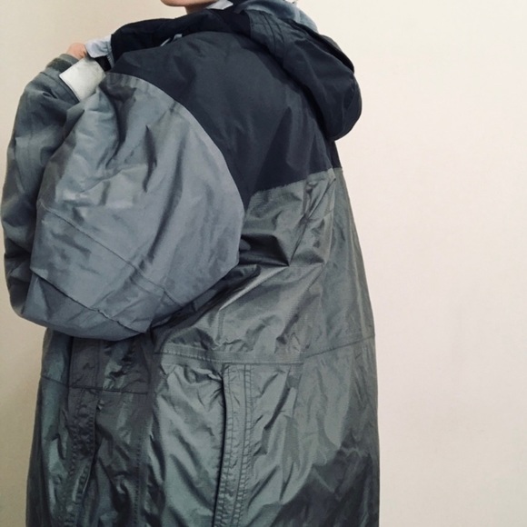 Almost brand new Burton Tactic snow jacket - Picture 13 of 15